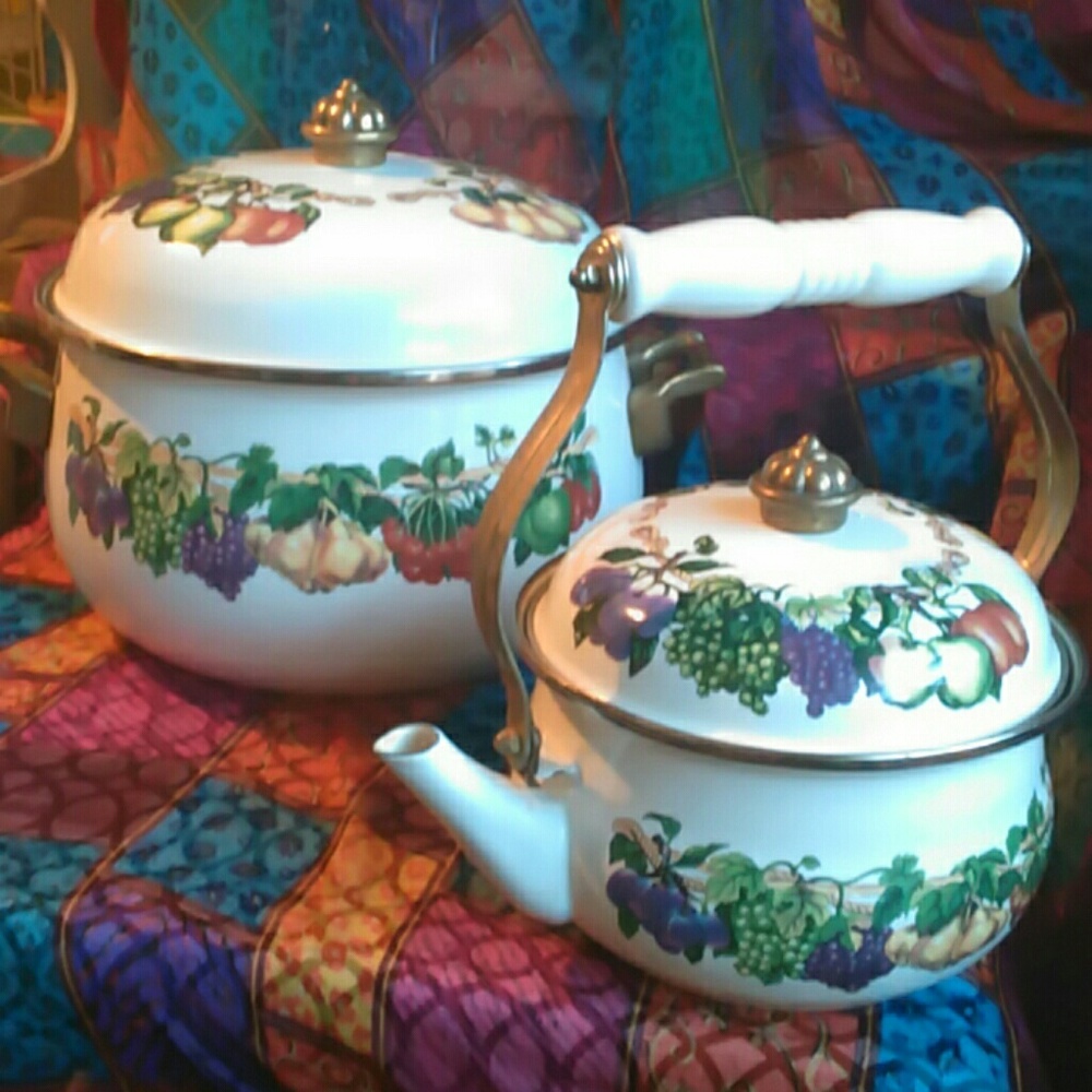 TABLETOP VITROCERAMIC STOCK POT AND TEAPOT